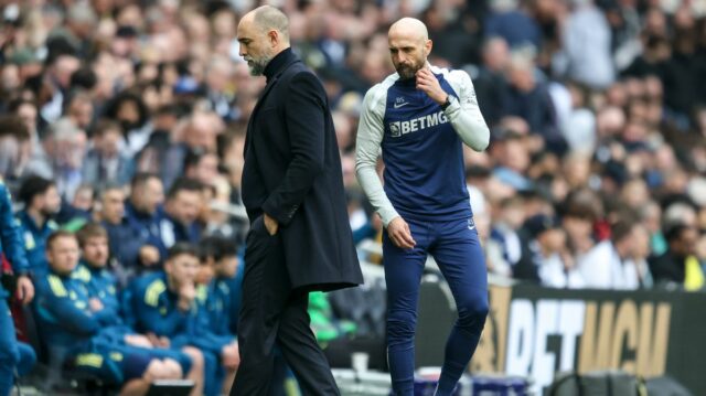 Bruno Saltor (vpravo) zastupuje hlavného trénera Igora Tudora po prehre Tottenhamu v Premier League doma s Nottingham Forest