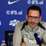 Tréner Chelsea Liam Rosenior hovorí na tlačovej konferencii