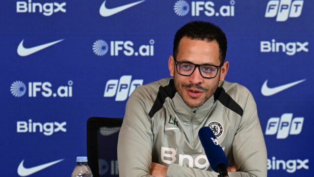 Tréner Chelsea Liam Rosenior hovorí na tlačovej konferencii