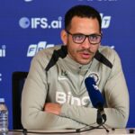 Liam Rosenior počas tlačovej konferencie Chelsea