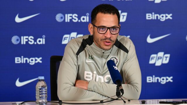 Liam Rosenior počas tlačovej konferencie Chelsea