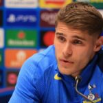 Micky van de Ven hovoril pre médiá na Hotspur Way pred posledným 16. zápasom Ligy majstrov Tottenhamu proti Atleticu Madrid