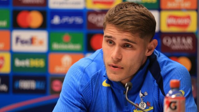 Micky van de Ven hovoril pre médiá na Hotspur Way pred posledným 16. zápasom Ligy majstrov Tottenhamu proti Atleticu Madrid