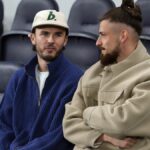 James Maddison a Radu Dragusin z Tottenhamu Hotspur sledujú z tribúny zápas MD1 fázy Ligy majstrov UEFA 2025/26 medzi Tottenhamom Hotspur a Villarreal CF na štadióne Tottenham Hotspur 16. septembra 2025 v Londýne, Anglicko