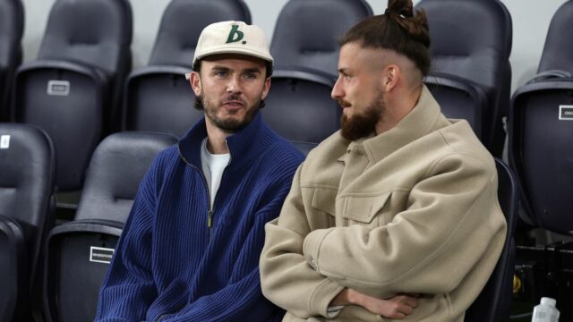 Každý hráč Tottenhamu sa zranil po obrovskej aktualizácii Jamesa Maddisona James Maddison a Radu Dragusin z Tottenhamu Hotspur sledujú z tribúny zápas MD1 fázy Ligy majstrov UEFA 2025/26 medzi Tottenhamom Hotspur a Villarreal CF na štadióne Tottenham Hotspur 16. septembra 2025 v Londýne, Anglicko