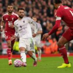 Bruno Fernandes z Manchestru United hrá počas zápasu Premier League medzi Liverpoolom a Manchestrom United na Anfielde v Liverpoole v Anglicku 19. októbra 2025. (Foto: Steven Halliwell/MI News/NurPhoto cez Getty Images)