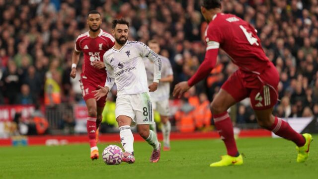 Bruno Fernandes z Manchestru United hrá počas zápasu Premier League medzi Liverpoolom a Manchestrom United na Anfielde v Liverpoole v Anglicku 19. októbra 2025. (Foto: Steven Halliwell/MI News/NurPhoto cez Getty Images)