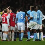 Bacary Sagna z Arsenalu reaguje počas zápasu Barclays Premier League medzi Arsenalom a Swansea City na Emirates Stadium 25. marca 2014 v Londýne v Anglicku.