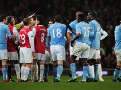 Keď som prišiel do Man City, bol som naštvaný na fanúšikov Arsenalu – nebolo to pre peniaze Bacary Sagna z Arsenalu reaguje počas zápasu Barclays Premier League medzi Arsenalom a Swansea City na Emirates Stadium 25. marca 2014 v Londýne v Anglicku.