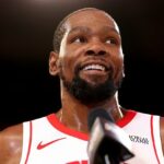 Kevin Durant sa usmieva po tom, čo jeho Rockets porazil Heat, keď prekonal Michaela Jordana v skórovaní