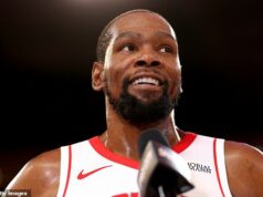 Kevin Durant prekonal Michaela Jordana a LeBron James zlomil ďalší veľký rekord v historickej noci v NBA Kevin Durant sa usmieva po tom, čo jeho Rockets porazil Heat, keď prekonal Michaela Jordana v skórovaní