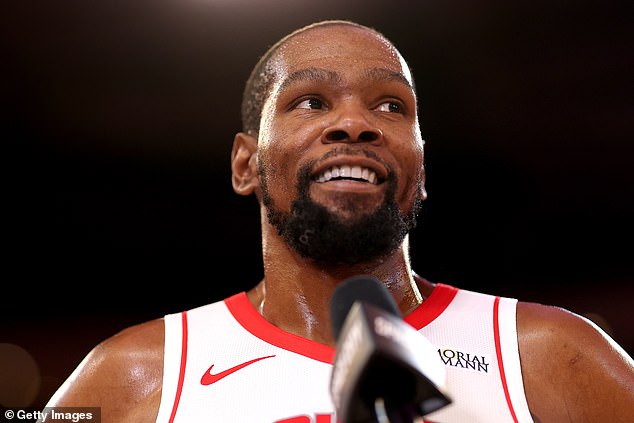 Kevin Durant prekonal Michaela Jordana a LeBron James zlomil ďalší Kevin Durant sa usmieva po tom, čo jeho Rockets porazil Heat, keď prekonal Michaela Jordana v skórovaní