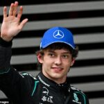 Kimi Antonelli vyhral svoju prvú Veľkú cenu, keď Mercedes pokračoval v dobrom štarte sezóny v Číne