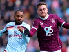 Kluby Premier League varovali pred finančným zásahom, keďže sa blíži reštrikcia sponzorstva hazardných hier Rico Henry z Brentfordu a Jacob Bruun Larsen z Burnley