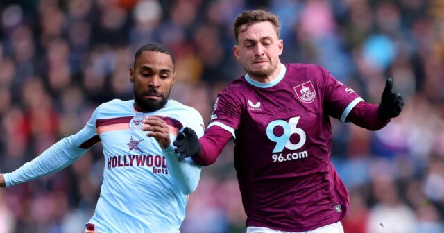Rico Henry z Brentfordu a Jacob Bruun Larsen z Burnley