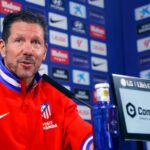 Kľúčový stredopoliar bol vylúčený, ale Diego Simeone hovorí, že Atletico Madrid je pred Barcelonou vo „fantastickej pozícii“.