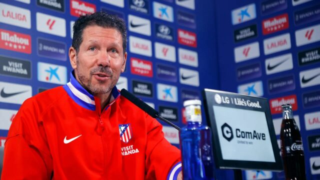 Kľúčový stredopoliar bol vylúčený, ale Diego Simeone hovorí, že Atletico Madrid je pred Barcelonou vo „fantastickej pozícii“.
