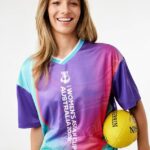 Spoločnosť Kmart sa ospravedlnila po tom, čo jej chyba v tovare rozzúrila fanúšikov Matildas pred Ázijským pohárom (na obrázku modelka v drese Tillies, keď drží loptu v deň zápasu AFL Sherrin)