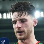 Declan Rice a Jurrien Timber z Arsenalu reagujú po porážke tímu vo finálovom zápase Carabao Cup medzi Arsenalom a Manchestrom City na štadióne Wembley 22. marca 2026 v Londýne v Anglicku.