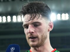 Komentár Declana Ricea pred finále Carabao Cupu by sa mohol obrátiť proti Arsenalu Declan Rice a Jurrien Timber z Arsenalu reagujú po porážke tímu vo finálovom zápase Carabao Cup medzi Arsenalom a Manchestrom City na štadióne Wembley 22. marca 2026 v Londýne v Anglicku.