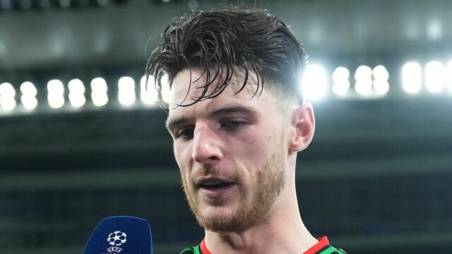 Declan Rice a Jurrien Timber z Arsenalu reagujú po porážke tímu vo finálovom zápase Carabao Cup medzi Arsenalom a Manchestrom City na štadióne Wembley 22. marca 2026 v Londýne v Anglicku.