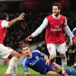 Cesc Fabregas z Arsenalu oslavuje druhý gól Arsenalu s Theom Walcottom (L) počas zápasu Barclays Premier League medzi Arsenalom a Chelsea na Emirates Stadium 27. decembra 2010 v Londýne v Anglicku.