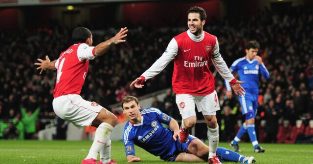 Cesc Fabregas z Arsenalu oslavuje druhý gól Arsenalu s Theom Walcottom (L) počas zápasu Barclays Premier League medzi Arsenalom a Chelsea na Emirates Stadium 27. decembra 2010 v Londýne v Anglicku.