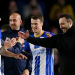 : Roberto De Zerbi oslavuje s Lewisom Dunkom po víťazstve tímu