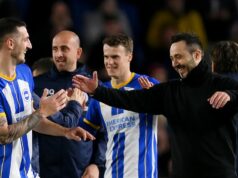 Komentáre Lewisa Dunka Roberta De Zerbiho slúžia ako červená vlajka pre Tottenham s uzavretím dohody : Roberto De Zerbi oslavuje s Lewisom Dunkom po víťazstve tímu