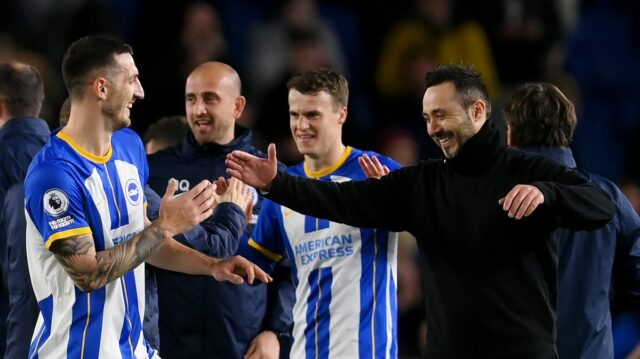 : Roberto De Zerbi oslavuje s Lewisom Dunkom po víťazstve tímu