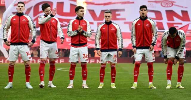 Hráči Arsenalu pred zápasom