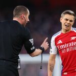 LONDÝN, ANGLICKO - 2. FEBRUÁRA: Rozhodca Peter Bankes sa rozprával s Leandrom Trossardom z Arsenalu počas zápasu Premier League medzi Arsenal FC a Manchester City FC na Emirates Stadium 2. februára 2025 v Londýne v Anglicku. (Foto: Marc Atkins/Getty Images)