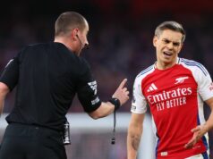 Konečný rozhodca Carabao Cupu Arsenalu nemá povolené rozhodovať zápasy Liverpoolu LONDÝN, ANGLICKO - 2. FEBRUÁRA: Rozhodca Peter Bankes sa rozprával s Leandrom Trossardom z Arsenalu počas zápasu Premier League medzi Arsenal FC a Manchester City FC na Emirates Stadium 2. februára 2025 v Londýne v Anglicku. (Foto: Marc Atkins/Getty Images)