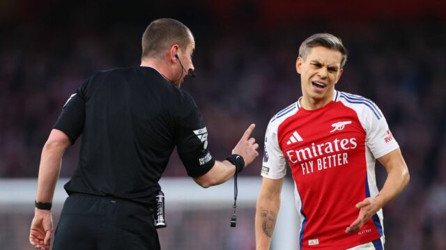 Konečný rozhodca Carabao Cupu Arsenalu nemá povolené rozhodovať zápasy Liverpoolu LONDÝN, ANGLICKO - 2. FEBRUÁRA: Rozhodca Peter Bankes sa rozprával s Leandrom Trossardom z Arsenalu počas zápasu Premier League medzi Arsenal FC a Manchester City FC na Emirates Stadium 2. februára 2025 v Londýne v Anglicku. (Foto: Marc Atkins/Getty Images)