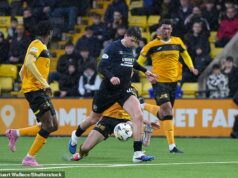 Konkurenčné kluby by sa mali zhromaždiť za výzvu Rangers, aby si zasadli, aby vyriešili škótsku hodnosť prehnitých rozhodcov Mikeyho Moorea kosila Cammy Kerr... no Livingston zakončil gólom