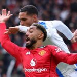 MANCHESTER, ANGLICKO - 1. marca: Maxence Lacroix z Crystal Palace fauloval Matheusa Cunhu z Manchestru United, aby udelil penaltu počas zápasu Premier League medzi Manchestrom United a Crystal Palace na Old Trafford 1. marca 2026 v Manchestri v Anglicku. (Foto: Molly Darlington/Copa/Getty Images)