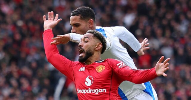 MANCHESTER, ANGLICKO - 1. marca: Maxence Lacroix z Crystal Palace fauloval Matheusa Cunhu z Manchestru United, aby udelil penaltu počas zápasu Premier League medzi Manchestrom United a Crystal Palace na Old Trafford 1. marca 2026 v Manchestri v Anglicku. (Foto: Molly Darlington/Copa/Getty Images)