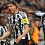 William Osula oslavuje gól za Newcastle proti Manchestru United