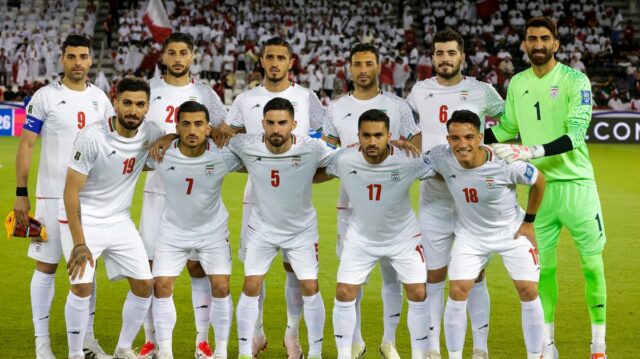Hráči Iránu pózujú na skupinovej fotografii pred zápasom ázijskej kvalifikácie majstrovstiev sveta vo futbale 2026 medzi Katarom a Iránom na štadióne Jassima Bin Hamada v Dauhe 5. júna 2025.