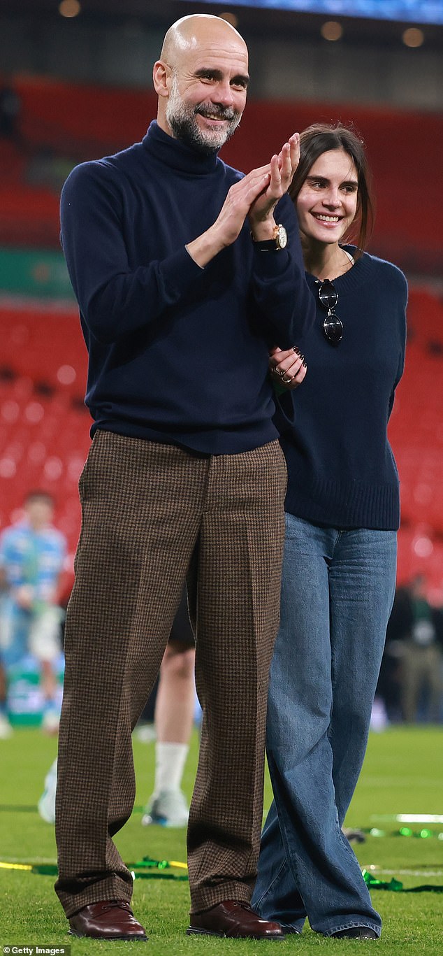 Kto je najštýlovejším manažérom Premier League? Módny expert zoraďuje všetkých Manažér Manchestru City Pep Guardiola obsadil prvé miesto v rebríčku módnych expertov (videný s jeho dcérou Mariou minulý týždeň)