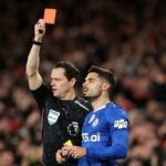 Pedro Neto dostáva červenú kartu