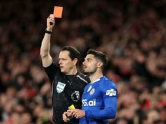 Ktorý klub má najviac červených kariet v sezóne Premier League? Pedro Neto dostáva červenú kartu