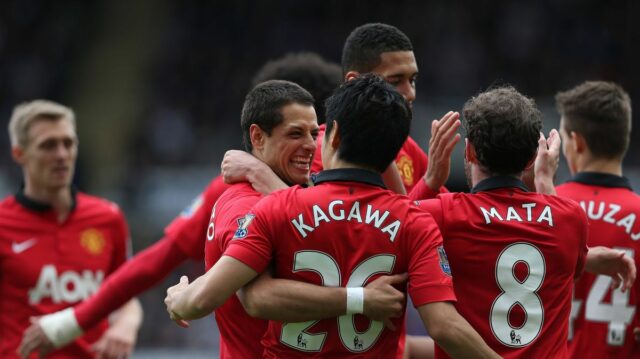 Mexický útočník Manchestru United Javier Hernandez (vľavo) a japonský stredopoliar Manchestru United Shinji Kagawa (C) oslavujú po strelení gólu španielskeho stredopoliara Manchestru United Juana Matu počas futbalového zápasu anglickej Premier League medzi Newcastlom United a Manchestrom United v St James' Park v Newcastle Upon Tyne v severovýchodnom Anglicku 5. apríla 2014-0. Manchester United vyhral. FOTOGRAFIE AFP / IAN MACNICOL OBMEDZENÉ NA REDAKČNÉ POUŽITIE. Nepoužívajte s nepovoleným zvukom, videom, údajmi, súpiskami zápasov, klubovými/ligovými logami alebo živými službami. Online použitie počas zápasu je obmedzené na 45 obrázkov, bez emulácie videa. Nepoužívajte v stávkach, hrách alebo publikáciách pre jednotlivé kluby/ligy/hráčov. (Fotokredit by mal čítať Ian MacNicol/AFP cez Getty Images)