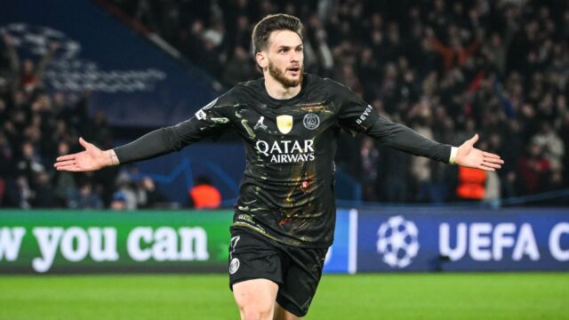 Kvaratskhelia musí zabuchnúť „otvorené“ dvere od PSG, aby sa vyhol zábavnej špongii Arteta
