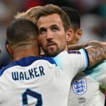 Anglický obranca #02 Kyle Walker a anglický útočník #09 Harry Kane reagujú