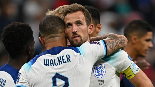 Anglický obranca #02 Kyle Walker a anglický útočník #09 Harry Kane reagujú