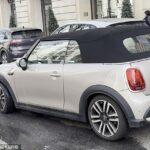 Kylian Mbappe bol počas cesty späť do Paríža spozorovaný šoférovať skromné ​​Mini za 30 000 libier