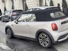 Kylian Mbappe si všimol, že jazdí na skromnom aute za 35 000 libier, napriek tomu, že zarába neuveriteľných 12,8 milióna libier ročne Kylian Mbappe bol počas cesty späť do Paríža spozorovaný šoférovať skromné Mini za 30 000 libier