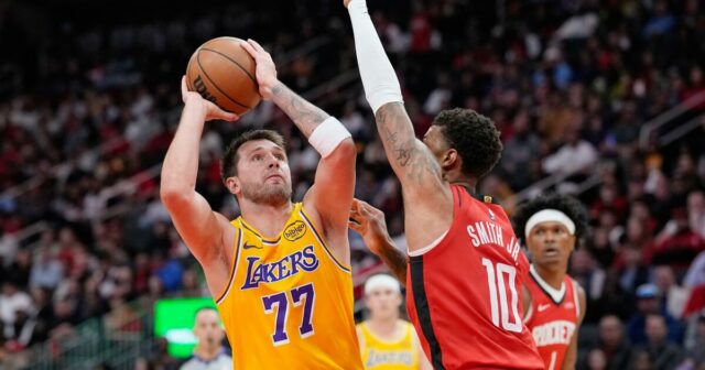 Lakers sa objavia neskoro a porazia Rockets šiestym víťazstvom v rade
