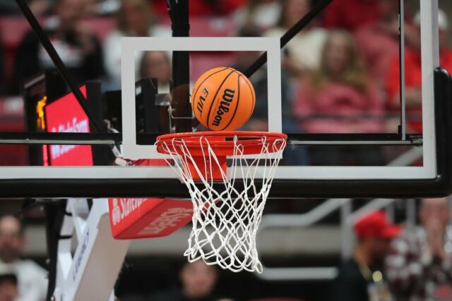 Lamar sa rozchádza s trénerom Alvinom Brooksom Basketbal NCAA: Cincinnati na Texas Tech